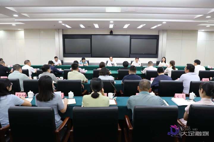 就全区上半年经济形势和加快产业体系迭代升级 区委召开2026年党外人士座谈会 钟涛主持并讲话 毛大春通报有关情况